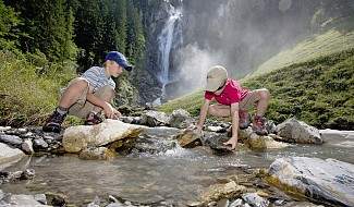 Kinder am Fluss