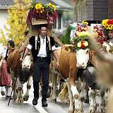 Bild eines Umzuges anlässlich des Älplerfestes Lenk