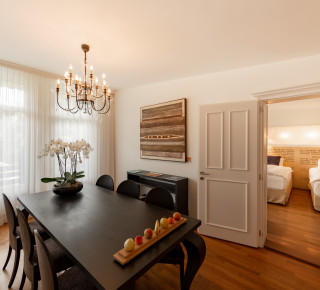 Ansicht der Verbindungstür zwischen Luxury Panorama Spa Suite und Premium Doppelzimmer