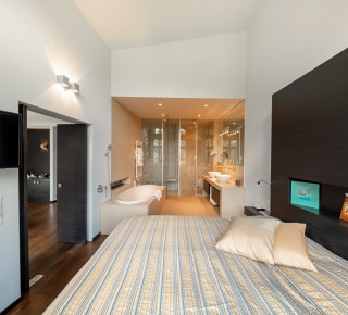 Ansicht des Schlaf- und Badezimmers in der Roof Spa Suite