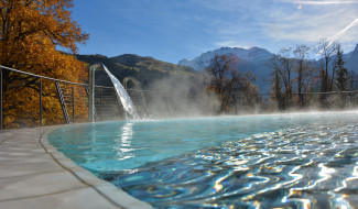 Bild des Schwefel-Aussenpools im Herbst