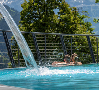 Photo de la piscine extérieure au soufre
